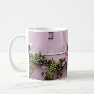 Tasse à café de la petite maison de rêve rose doux