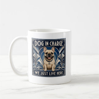 Tasse à café drôle de chien français qui dirige la