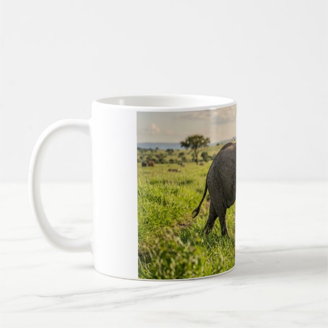 Tasse à café Éléphant de bébé marchant dans l'herb (Gauche)