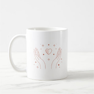 Tasse à café en forme de cœur rouge et de main