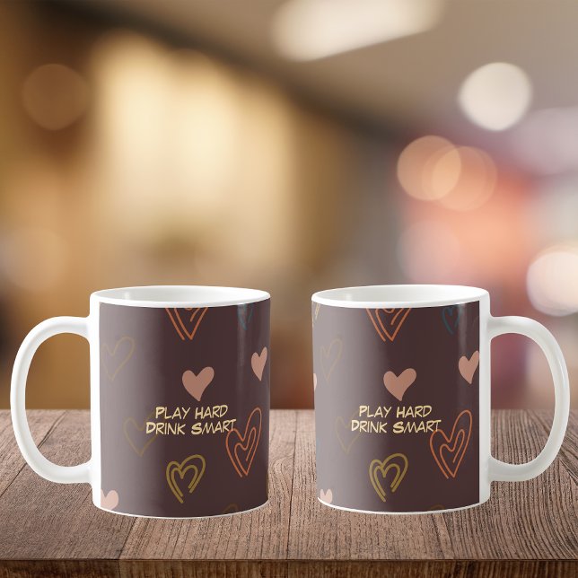 Tasse à café 'Jouer dur. Boire intelligent' (Créateur téléchargé)