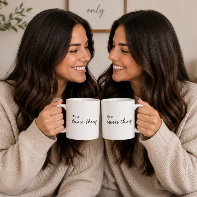 Tasse à café Jumeaux | C'est une chose de jumeaux  (Matching twin mugs with a sweet quote design for sisters, siblings, and everyday coffee moments.)