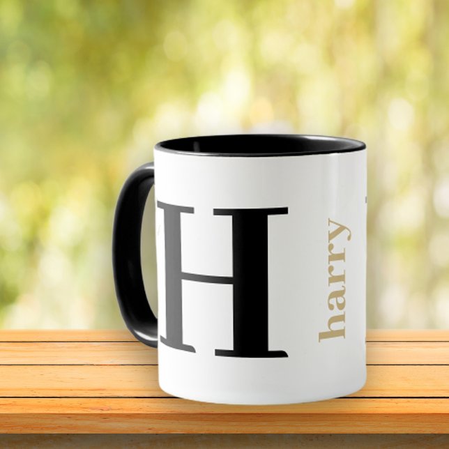 Tasse à café noir or nom monogramme moderne gras (Personalize with Custom Name and Monogram Initial. 
Create a Unique Gift Today! )