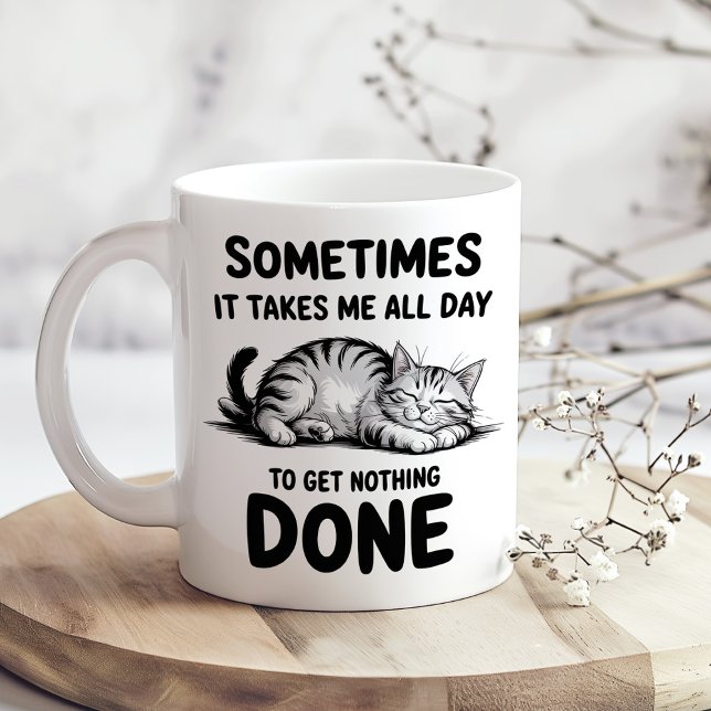 Tasse à café "Toute la journée à ne rien faire" Ch ("All Day Doing Nothing" Funny Lazy Cat Coffee Mug on a sunny boho neutral kitchen table)