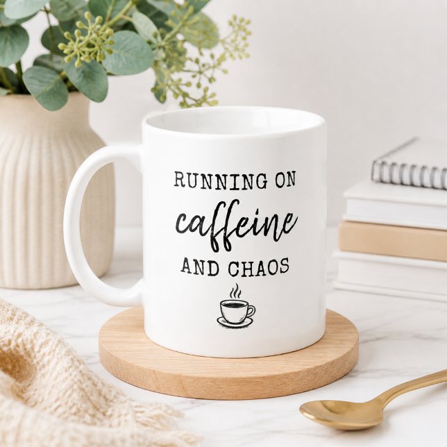 Tasse « À fond sur caféine et chaos » (Créateur téléchargé)