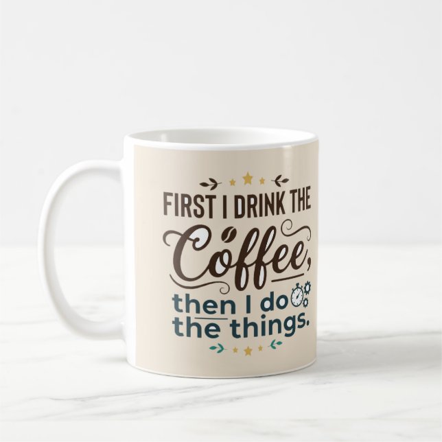Tasse à latte avec script des choses d'abord café  (Gauche)