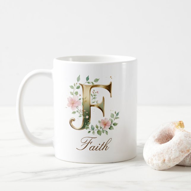 Tasse à monogramme F floral or élégant (Avec donut)