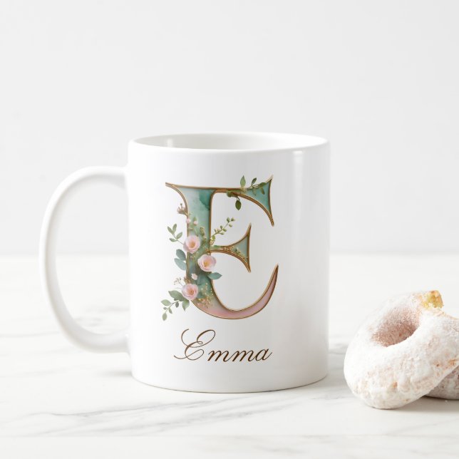 Tasse à monogramme lettre E florale or élégant (Avec donut)