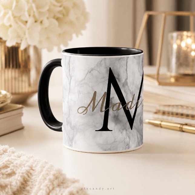 Tasse à monogramme personnalisé en marbre blanc (Personalized white marble mug with black monogram M and gold Madison.)
