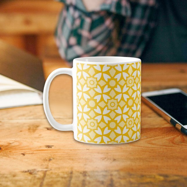 Tasse à motif batik jaune (Créateur téléchargé)