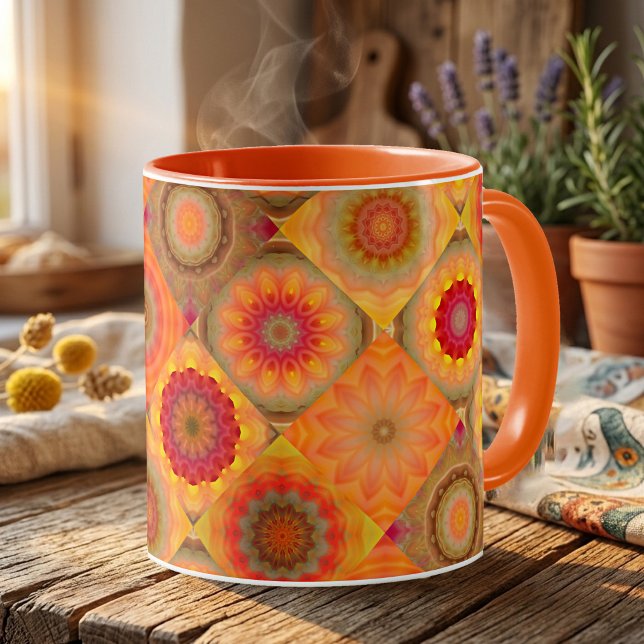 Tasse à motif floral ensoleillé (Mug with an abstract floral art pattern in quilt or patchwork style in warm sunny colors.)