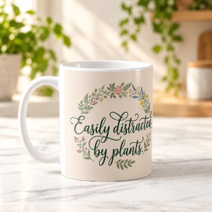 Tasse à script floral facilement distrait par les