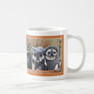 Tasse adorable de carlin d'automne par des carlins