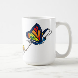 Tasse adorable de papillon et de fille