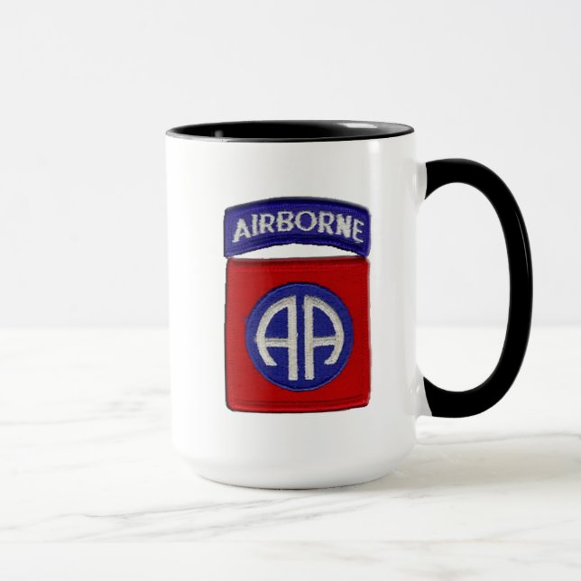 Tasse aéroportée d'armée quatre-vingt-deuxième (Droite)