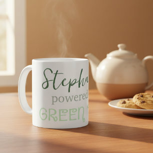 Tasse "Alimenté par le thé vert" avec nom personna