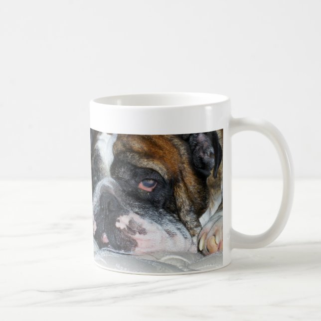 Tasse anglaise somnolente de bouledogue de (Droite)