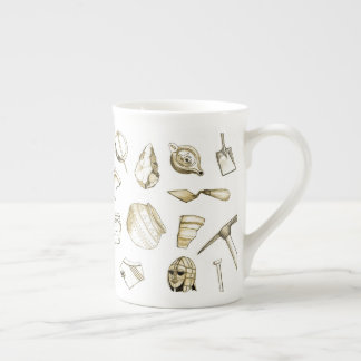 Tasse archéologique de porcelaine tendre de