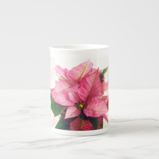Tasse assez rose de porcelaine tendre de (Devant)