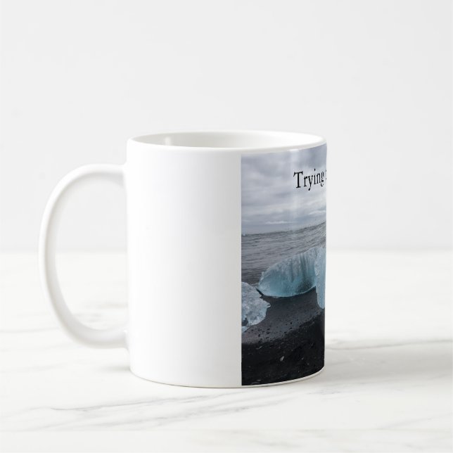 Tasse avec de la glace sur la plage noire  (Gauche)