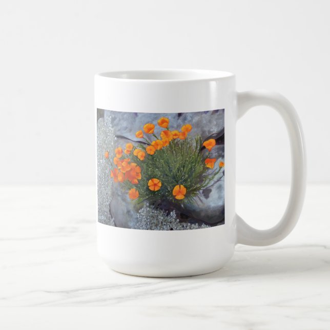Tasse avec des beaux-arts des pavots parmi les (Droite)