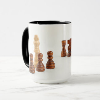 Tasse avec des pièces d'échecs