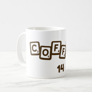 Tasse avec des tuiles de lettres de café