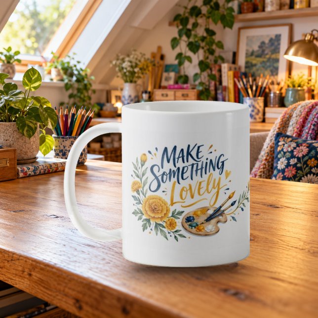 Tasse avec écriture pinceau Faire Quelque Chose d' (Make Something Lovely Brush Script Mug — refined lighting and contact shadows. Digital lifestyle preview.)