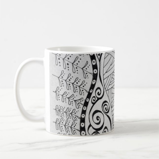 Tasse avec la conception noire et blanche (Gauche)