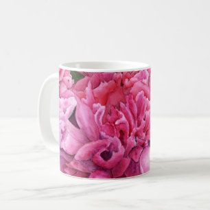 Tasse avec les pivoines mélangées autour