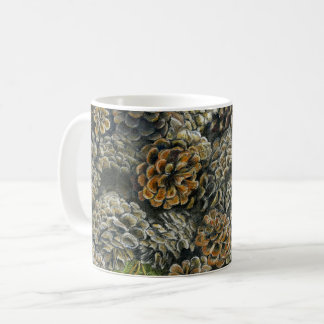 Tasse avec Pinecones tombé autour