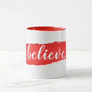 Tasse avec texte CROIRE sur peinture rouge