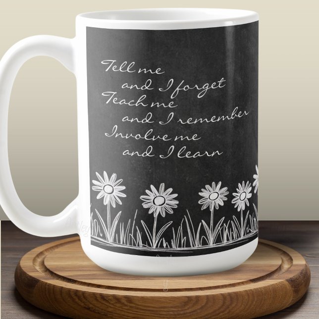 Tasse avec typographie cursive et gribouillis de p (Créateur téléchargé)