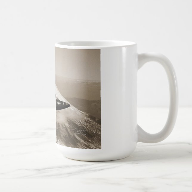 Tasse : Avions de Marine Corps au-dessus du mont (Droite)