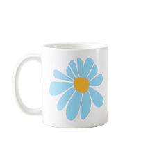 tasse blanche avec une marguerite bleue clair dess