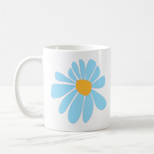 tasse blanche avec une marguerite bleue clair dess