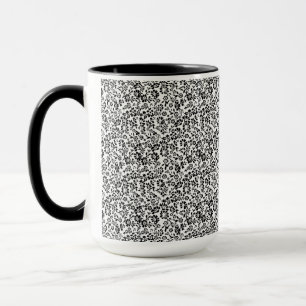Tasse blanche et noire à fleurs.
