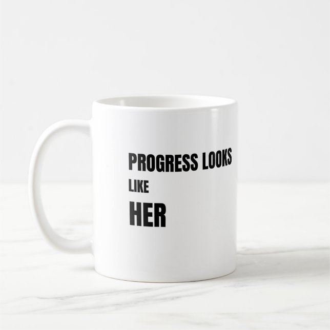 Tasse blanche « Le progrès ressemble à elle » – Ca (Gauche)
