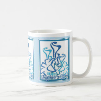 Tasse bleue de bouquet de zantedeschia du jour de