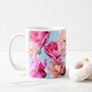 Tasse bleue de roses romantiques magnifiques/rose