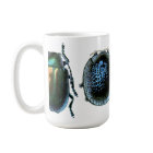 Tasse bleue et jaune de scarabée