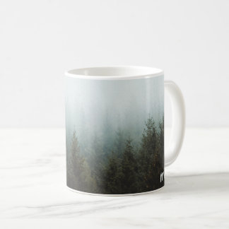 Tasse brumeuse de forêt