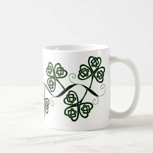 Tasse celtique de trèfle de noeud dans le noir et (Droite)