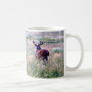 Tasse Cerf à Queue Blanche en Champ Estival