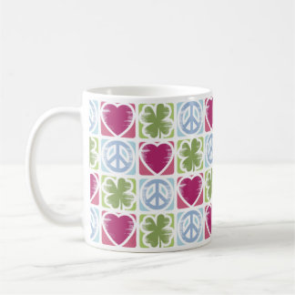Tasse chanceuse de motif de shamrock d'amour de