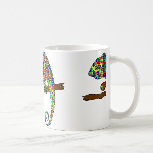 Tasse Checkered de caméléon d'arc-en-ciel (Droite)