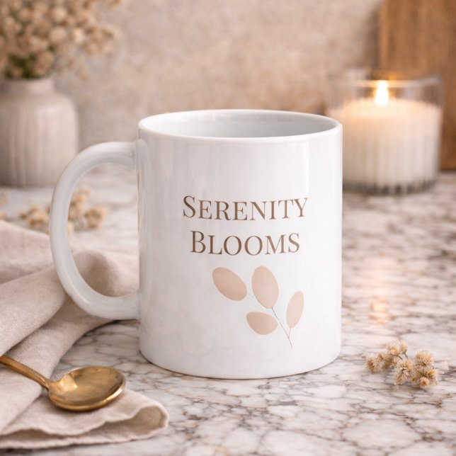 Tasse classique à script pétale rose, 11 oz (White ceramic with a blush petal accent and taupe serif text adds polish to daily coffee rituals.)