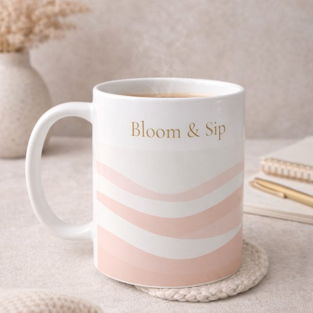 Tasse classique blanche Blush Ripple, 11 oz (White ceramic wrapped in blush ripples with gold serif detail for calm morning routines.)