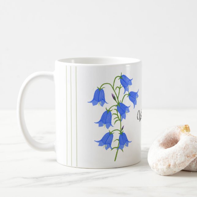 Tasse classique jolie aux jonquilles bleues avec d (Avec donut)