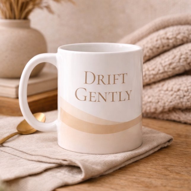 Tasse classique Lignes de dune neutres, 11 oz (White dune line art with Drift Gently detail for warm, modern spaces.)